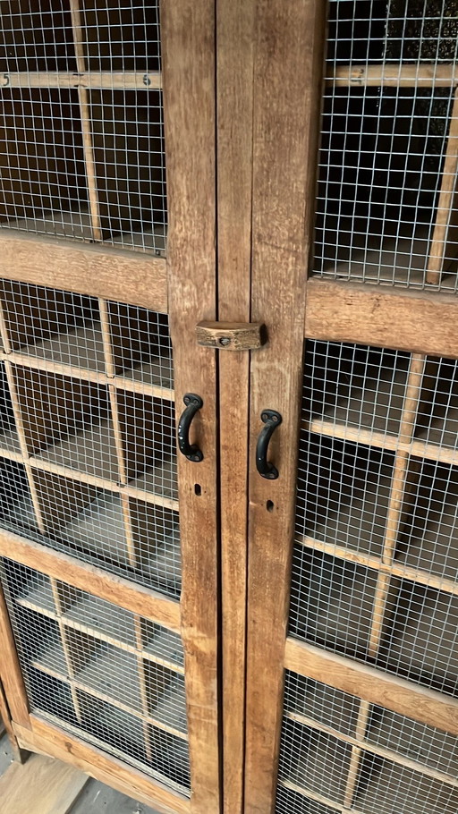 Scarpiera vintage di una scuola