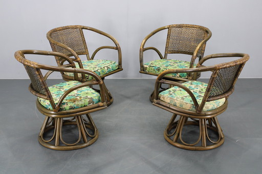 1980 Ensemble de quatre fauteuils en rotin avec coussins en tissu