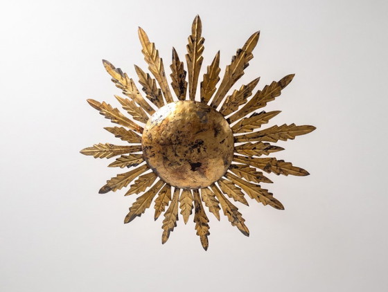 Plafondlamp met verguld metalen ontwerp in de vorm van een zonnestraal met bladmotieven, uit het midden van (photo 3 of 9)