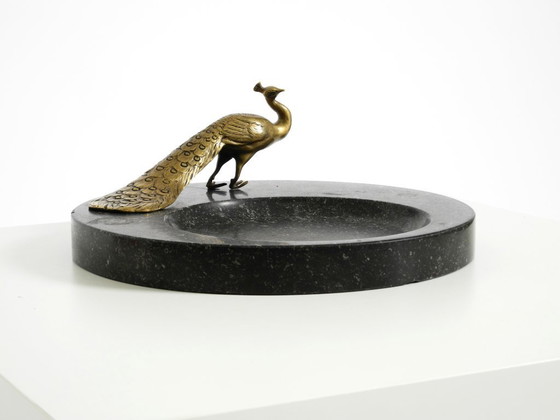 Image 1 of Wunderschönes, großes Tablett aus schwarzem Granit mit einem Pfau aus Messing, um 1920
