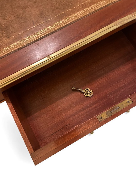 Image 1 of Flacher Schreibtisch aus Mahagoni im Stil Louis XVI., Lederplatte und Bronzeverzierungen