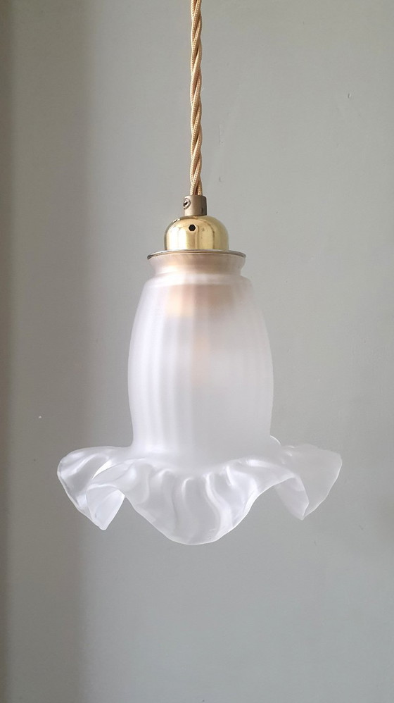 Image 1 of Antike Glas-Hängelampe. Blumenförmiges Design aus mattiertem Glas.