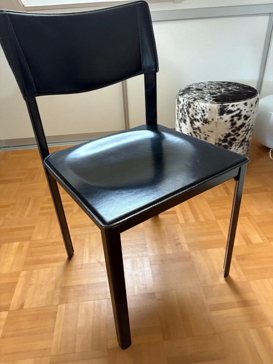 Image 1 of 6 (eventueel 8) onverwoestbare Italiaans design eetkamerstoelen, zwart tuigleer, stalen constructie. Afmetingen: hoog 82, zittin