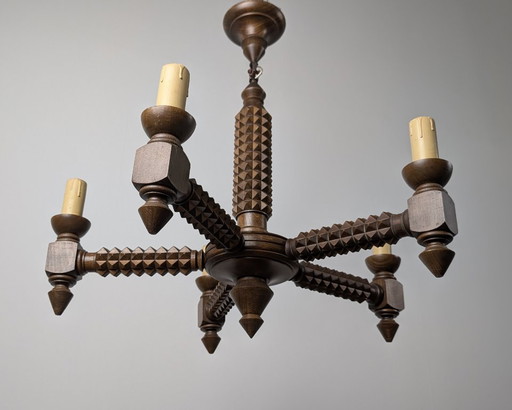 Lámpara de araña francesa de madera tallada, estilo brutalista, de Charles Dudouyt, década de 1940. – kroonluchters, Wood