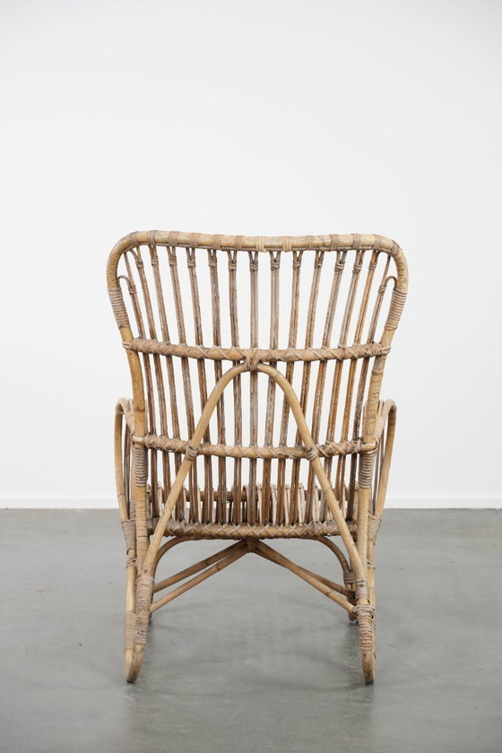 Image 1 of Sillón de ratán de diseño holandés de los años 50 con respaldo alto.