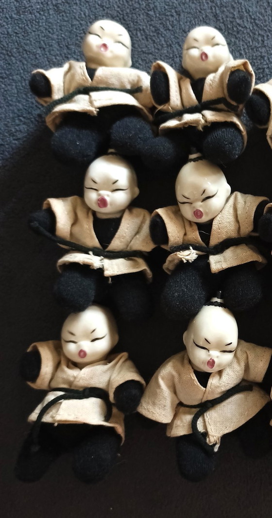 Image 1 of Conjunto de 12 figuritas antiguas de porcelana asiática con cabeza de monjes/aprendices de Shaolin.