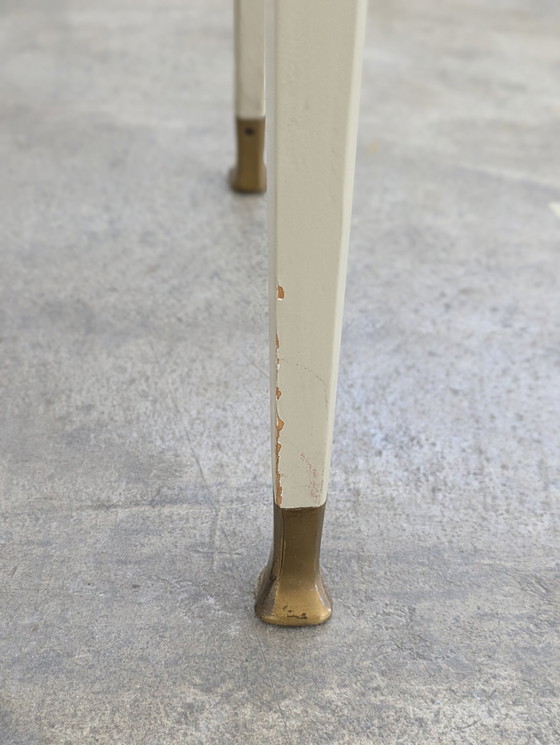 Image 1 of Mesilla de noche - Latón, Cristal, Madera - Pareja de mesillas de noche, de madera lacada en blanco, con tapa de cristal.