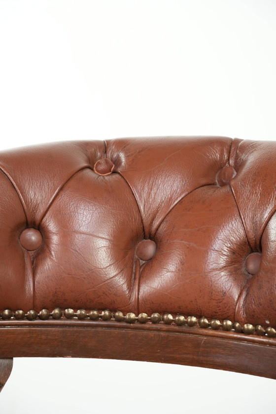 Image 1 of Draaibare rundleren Engelse stijl chesterfield bureaustoel in een mooie bruine kleur