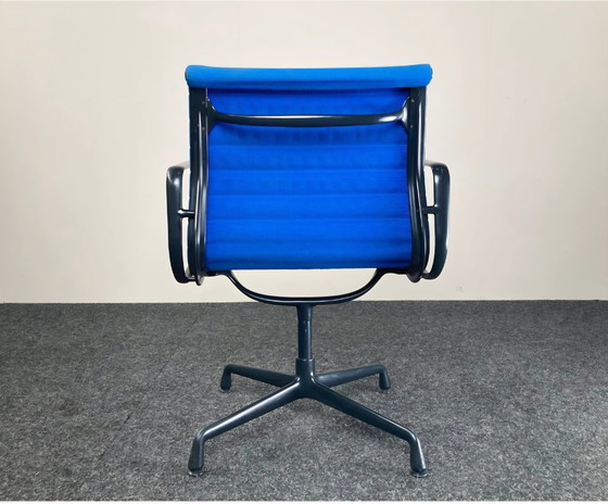 Image 1 of Sedia Vitra EA208 in alluminio – Charles & Ray Eames