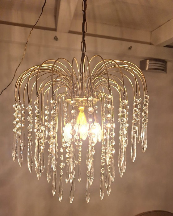 Image 1 of Lámpara de araña italiana de los años 50 con forma de cascada – Metal dorado y prismas de cristal – Impresionante