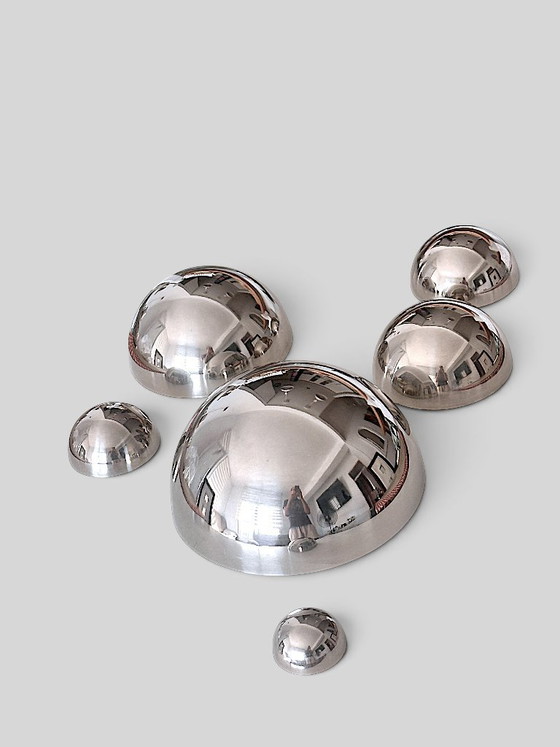 Set van 6 Sculpturale Roestvrijstalen Halve Bollen – Moderne Reflecterende Wanddecoratie – Trendy, Spiegels (photo 11 of 15)