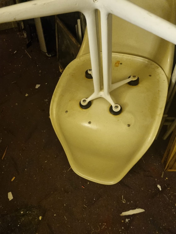 Image 1 of Sedia laterale originale Herman Miller Eames in fibra di vetro, vintage