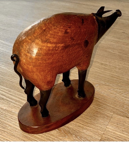 Scultura di maiale in legno e ferro