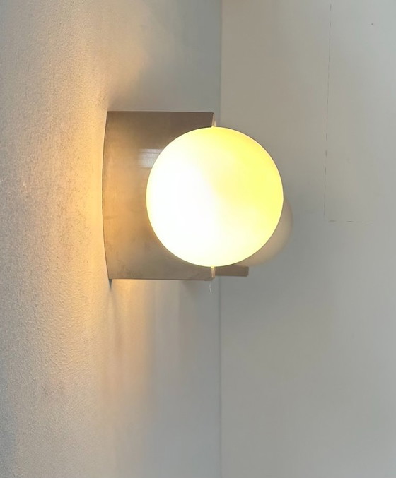 Image 1 of Coppia di applique vintage, metallo spazzolato e vetro opalino, Francia, 1990