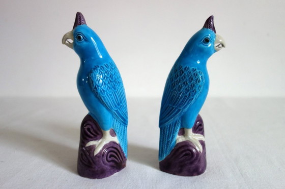 Image 1 of Paire de perroquets émaillés porcelaine chinoise années 60
