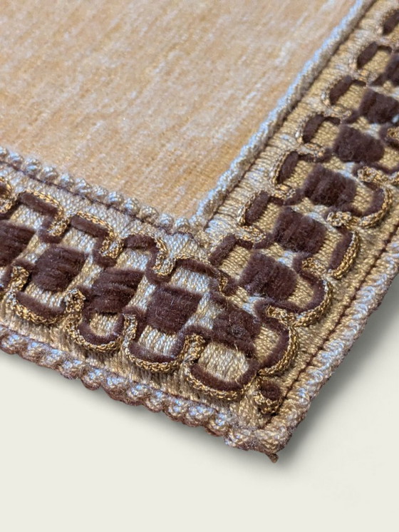 Image 1 of Vintage tafelloper in lichtbruin met gouden rand en groene onderkant – 101 × 40 cm