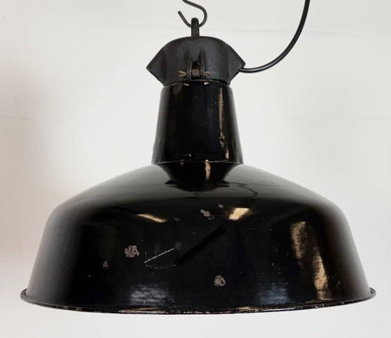 Image 1 of Industriële zwarte geëmailleerde fabriekslamp met gietijzeren bovenkant, jaren 50