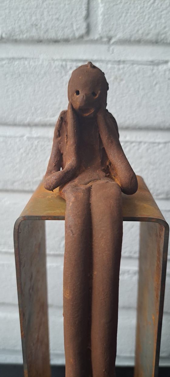 Image 1 of Uomo con gatto su piedistallo , ceramica e acciaio