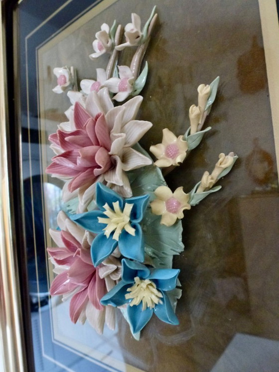 Image 1 of Quadro in porcellana d'epoca con fiori applicati molto finemente...,