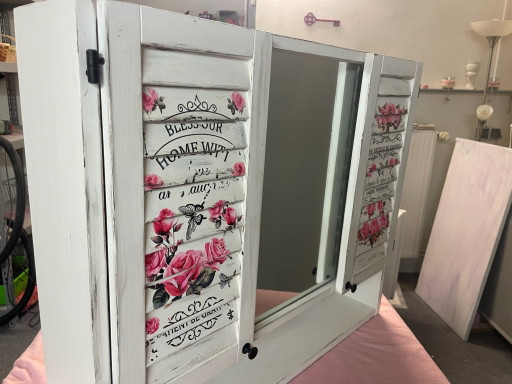 Armoire à miroir Shabby Chic motif roses – Pièce vintage unique