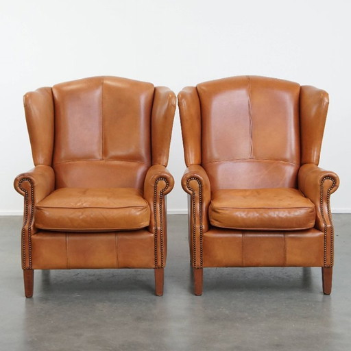 2x Rundleren oorfauteuil afgewerkt met siernagels