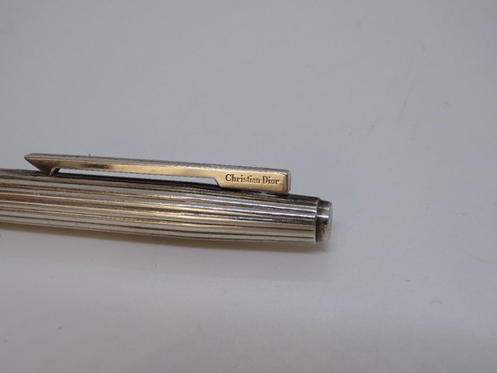Image 1 of Penna a sfera scanalata Dior, metallo argentato, anni '70 - Francia