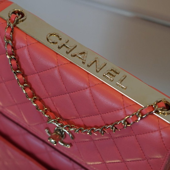 Image 1 of CHANEL GELDBÖRSE AN DER KETTE – TREND