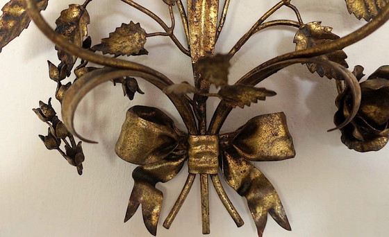 Image 1 of Par de candelabros dobles de pared chapados en oro con rosas, de Hans Kögl, década de 1960.