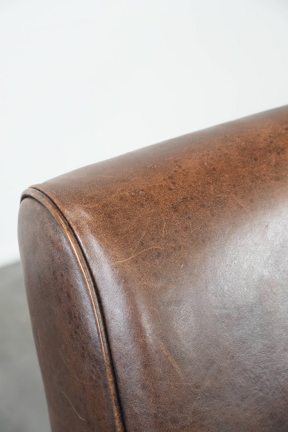 Image 1 of Sillón de piel de oveja con hermosas formas redondas y un diseño elegante.