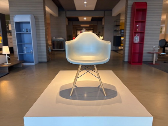 Vitra Eames Plastic Armchair DAW – Side chairs (photo 2 of 3)