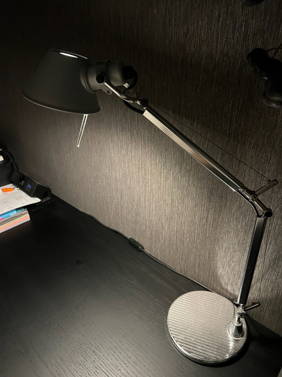 Lámpara de escritorio Artemide Tolomeo, clásico del diseño. – Lámparas de lectura, Cromo (photo 6 of 9)
