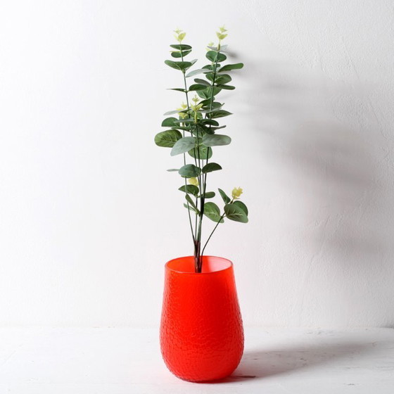 Image 1 of Vaso Mid-Century moderno rosso martellato: vetro svedese Elme Glasbruk, anni '60