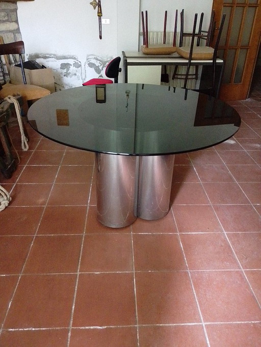 Tisch mit Rauchglasplatte und kleeblattförmigem verchromtem Metallfuß; Vintage, Italien, 1970er Jahre