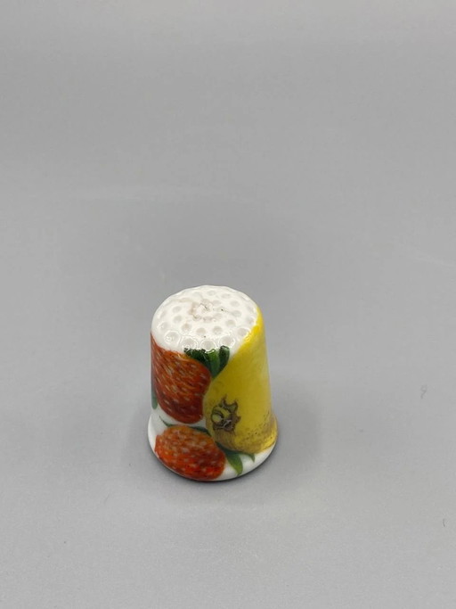 Antiker Porzellanfingerhut – Erdbeeren und Zitrone – decoratieve objecten, Porcelain