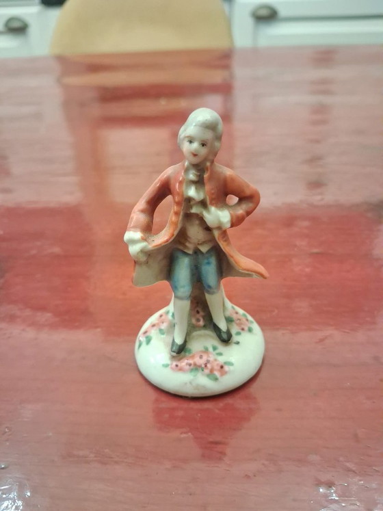 Twee porceleinen beeldjes man en vrouw, Decoratieve objecten, Porselein, Meerdere kleuren (foto 3 van 5)
