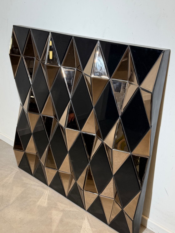 Groot geometrisch facetspiegelpaneel – Sculpturale prismaspiegel – 120 × 120 cm (photo 4 of 6)