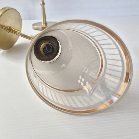 Image 1 of Een paar vintage wandlampen uit de jaren 50, gemaakt van glas en verguld messing.