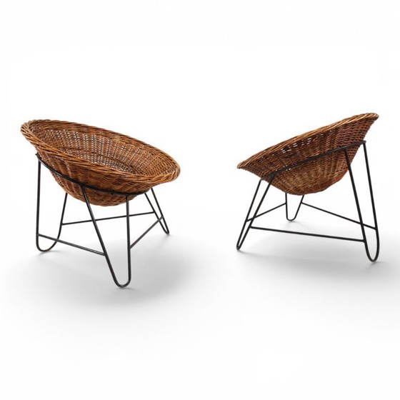 Image 1 of Pod Chairs – Een paar loungestoelen van rotan/riet op een metalen frame, 1970
