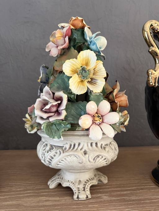 Vintage italiano schaal op voet met bloemen deksel