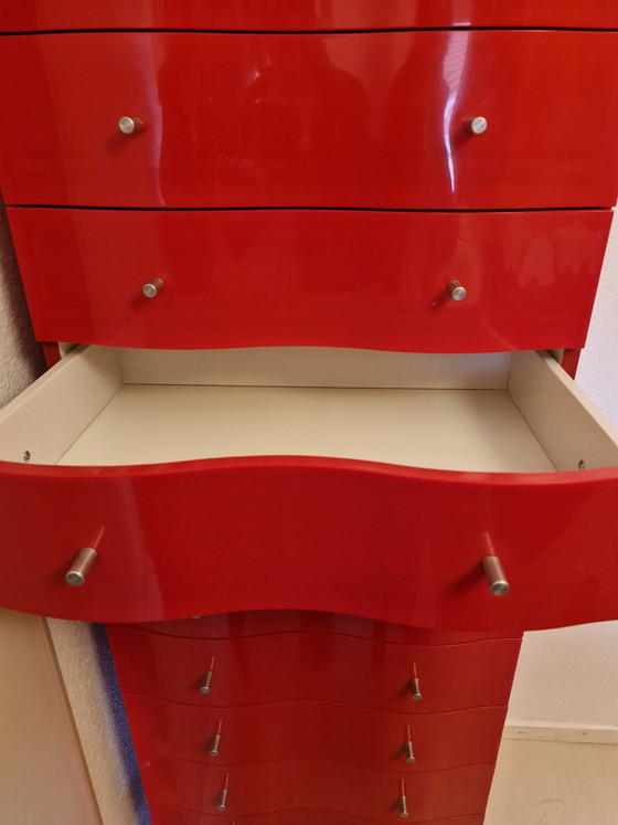 Image 1 of Cómoda roja de alto brillo