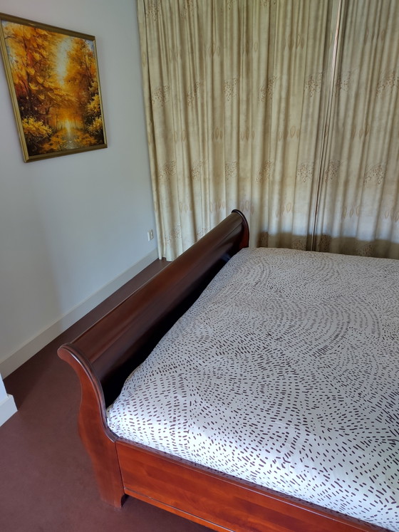 Image 1 of Letto classico in legno di ciliegio con comodini