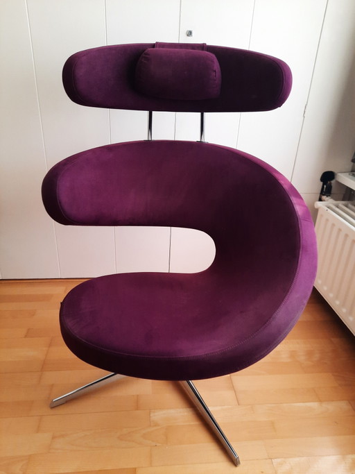Hermosa silla Varier Peel con reposapiés y almohada a juego