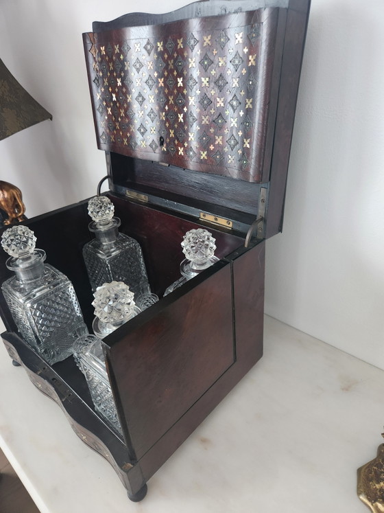 Image 1 of Preciosa caja de licores estilo Napoleón III con incrustaciones de nácar y latón.