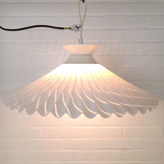 Image 1 of Lampada a sospensione vintage a forma di cappello da strega in acrilico, risalente agli anni '70.