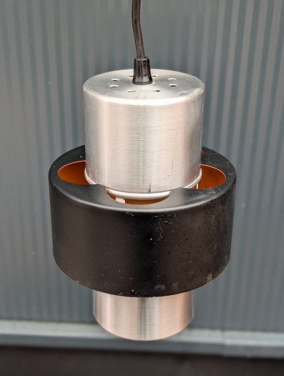 Image 1 of Lampada a sospensione Lakro in alluminio spaziale, interno nero e arancione