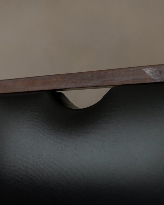 Image 1 of Poltrona vintage in legno e similpelle skai nera, stile scandinavo