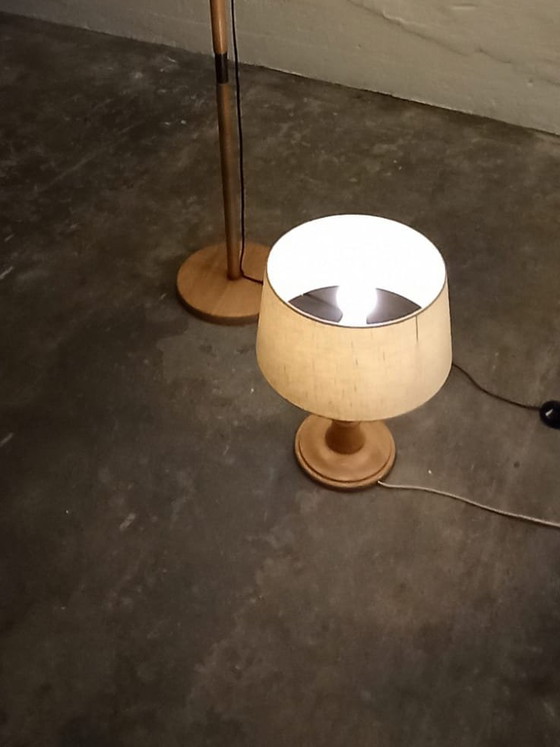 Image 1 of Lampe de table vintage à pied en bois