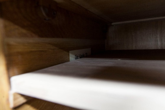 Image 1 of Kledingkast uit de jaren 50 met kompasvormige poten, schuifdeuren en een nieuw bovenblad.