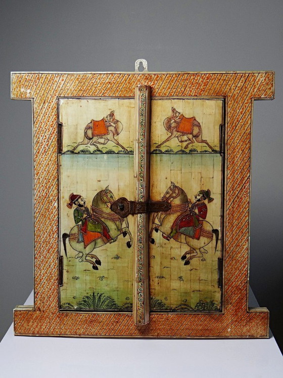 Image 1 of Espejo de ventana de Rajastán en hueso pintado a mano con decoración ecuestre, antiguo, principios del siglo XX.