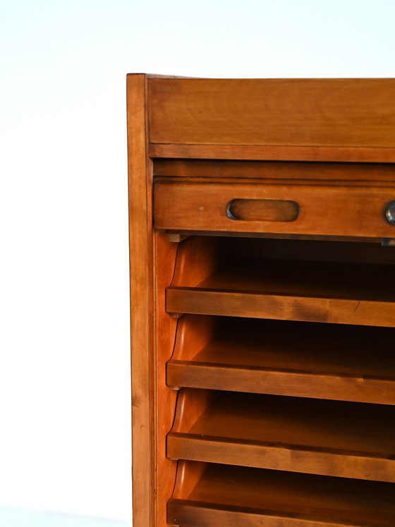 Image 1 of Kast met roldeur van berkenhout, jaren 1940